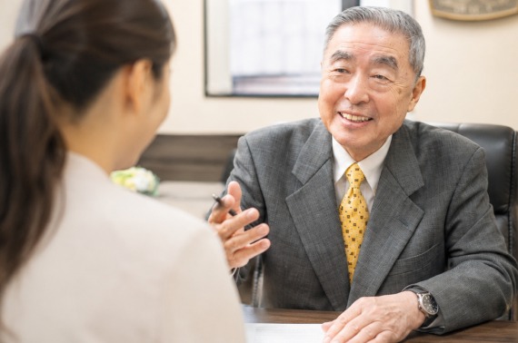司法書士に相談する様子
